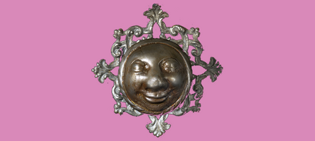 Apfelweibla, Türgriff vom Haus Eisgrube 14 in Bamberg, der in E.T.A. Hoffmanns Märchen 'Der goldene Topf' eingeflossen ist. Schmiedeeisen, geschmiedet, gelötet, gefeilt, um 1720/30, Foto: Jürgen Schraudner ©Museen der Stadt Bamberg